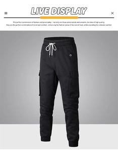 Dettaglio dei pantaloni cargo neri con vita elastica e coulisse bianche a contrasto