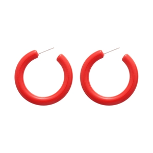 Boucles d'oreilles créoles C rouges avec un design tubulaire épais et tiges en argent