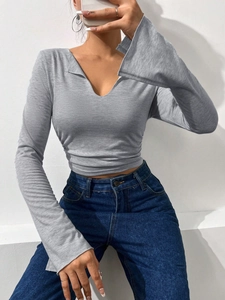 Schmal geschnittenes graues V-Ausschnitt Cropped-Top mit langen Ärmeln und Falten