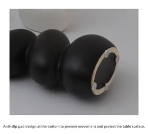 Détail du vase en céramique avec quatre patins antidérapants pour protéger les surfaces