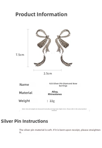 Gros plan de boucles d'oreilles nœud en strass avec tiges en argent pour femmes