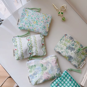 Détail des pochettes en coton à fleurs et carreaux avec étiquettes tissées simple wish