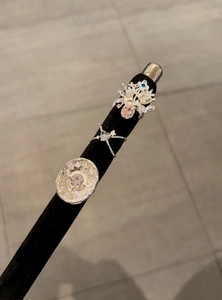 Vue détaillée de trois bagues en zircon de style français vintage sur un présentoir noir.