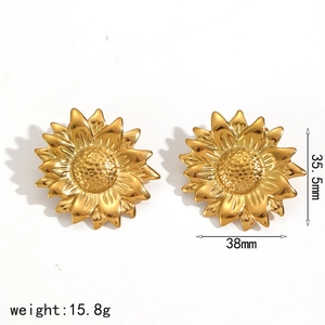 Detailed size and weight view of gold sunflower earrings made of 18k gold plated steel