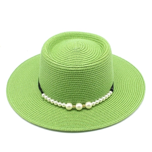 Cappello di paglia verde erba a cima piatta con eleganti perle bianche e nastro