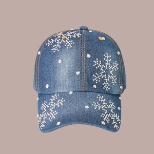 Vue détaillée de la casquette de baseball en jean bleu avec strass en flocon