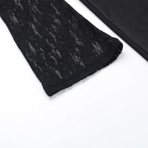 Détail de la manchette en dentelle noire sur une robe de soirée élégante