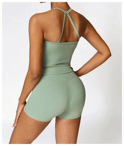 Vista posteriore dei pantaloncini yoga a vita alta verde salvia con trama spazzolata modellante