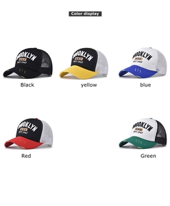 Detail der 3D-Brooklyn-Stickerei auf Mesh-Trucker-Caps mit abgenutzter Krempe