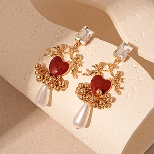 Boucles d'oreilles vintage dorées avec cœur rouge, relief d'ange et perle goutte