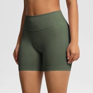 Détail du tissu du short de sport sans couture taille haute vert olive pour femme