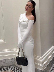 Robe longue blanche moulante à épaules dénudées avec nœud et manches longues style élégant