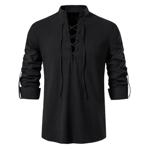 Detail van zwart katoen-linnen Henley-shirt met vetersluiting en opstaande kraag