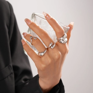 Detailansicht silberner Liquid-Metal-Ringe mit geometrischem Wassertropfen-Design