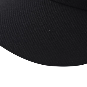 Gros plan sur la texture du tissu noir de la visière de casquette militaire chic