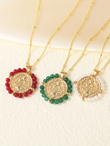 Detalle de medallones religiosos en rojo rubí, verde esmeralda y blanco perla en cadenas de oro