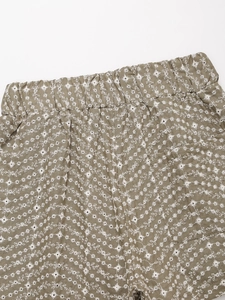 Detailansicht der olivgrünen Shorts mit weißer Stickerei und elastischem Bund