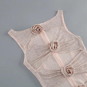 Détail du tissu en résille rose orné de strass brillants et de fleurs 3D décoratives