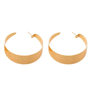 Grandes boucles d'oreilles dorées en métal brossé avec un design géométrique élégant