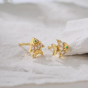 Gold-plated 18K gold goldfish stud earrings with white zircon and green crystal eyes