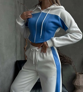 Completo da donna con cappuccio e pantaloni in bianco e azzurro con dettagli laterali