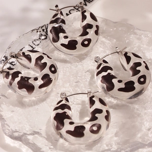 Fashionable leopard resin C-shape earrings in black and white pattern on glass
