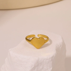 Minimalistischer 18K vergoldeter Edelstahl-Herzring auf einem Steinsockel