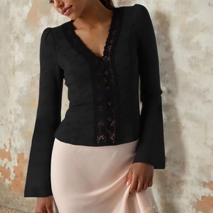 Gilet noir ajusté à manches longues avec décolleté en V plongeant et bordure en dentelle