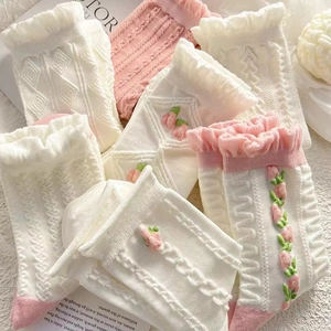 Japanische mittelhohe Socken mit Rüschen, Tulpenstickerei und geometrischem Jacquardmuster
