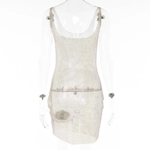 Détail de robe argentée en cotte de mailles avec strass et texture maille scintillante