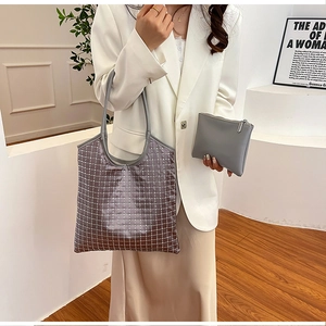 Detail der Strass-Hobo-Tasche mit passender Geldbörse an einem modischen Model