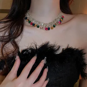 Collier de luxe à franges avec strass colorés et pierres précieuses pour tenues de soirée