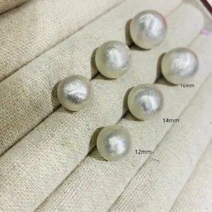 Détail de perles en tailles 12mm 14mm 16mm avec texture métallique brossée