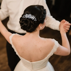 Détail d'un peigne à cheveux de mariée avec cristaux sur chignon élégant avec motif de feuilles