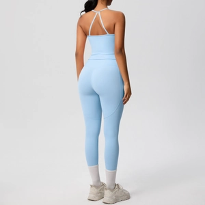 Détail d'un ensemble de yoga bleu clair avec haut à bretelles croisées et legging taille haute
