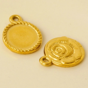 Detail of 304 stainless steel flower pendant and gold-plated textured bezel tray