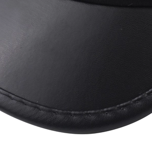 Détail de la visière en cuir PU noir montrant le grain fin et les coutures régulières