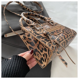 Dettaglio della borsa leopardata con pelle testurizzata e cerniera metallica in primo piano