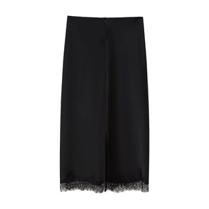 Eleganter schwarzer Satin-Midirock mit feiner Spitzenborte auf weißem Hintergrund