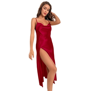 Robe nuisette rouge en satin de soie avec col bénitier et fente latérale, tenue de nuit d'été