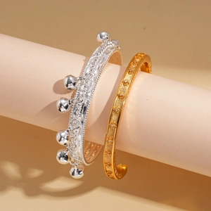 Bracelets plaqués or 24 carats et argent avec breloques sur support minimaliste