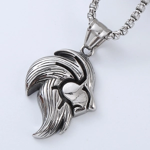 Gros plan du pendentif lion celtique viking en acier argenté avec chaîne box