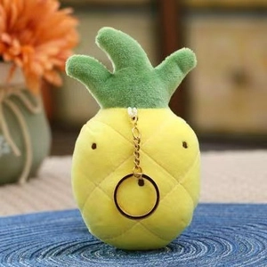 Primo piano di un portachiavi in peluche ad ananas con morbido tessuto e dettaglio foglia