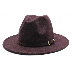 Détail du chapeau Fedora en laine bordeaux avec ruban fin en cuir marron et boucle dorée