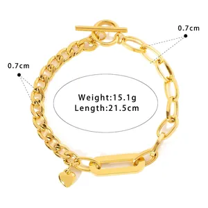 Bracciale a catena dorata con ciondolo a cuore e chiusura a T, lungo 21,5cm, largo 0,7cm