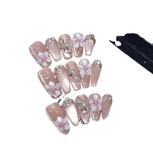 Elegante handgemachte Kunstnägel mit schimmernden 3D-Blumen und glänzenden Strasssteinen