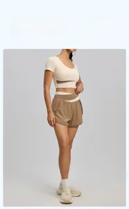 Détail d'un ensemble de yoga pour femmes avec haut court et short à jambes larges
