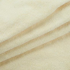 Macro dettaglio di morbido tessuto in microfibra giallo chiaro con trama felpata
