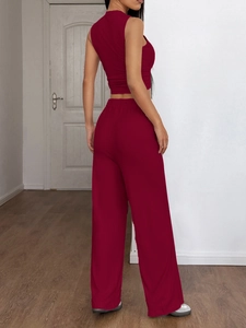 Dettaglio del set bordeaux a due pezzi con crop top aderente e pantaloni larghi a vita alta