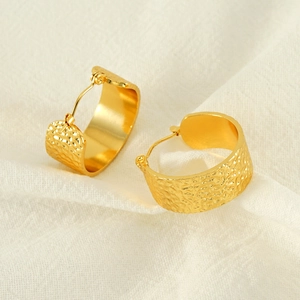 Boucles d'oreilles créoles dorées en forme de C avec texture martelée en acier inoxydable